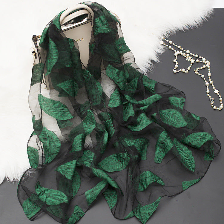 Trendiger Damen Seidenschal Fiora: Blumenmuster, Cut-out-Design – stilvoll und feminin.