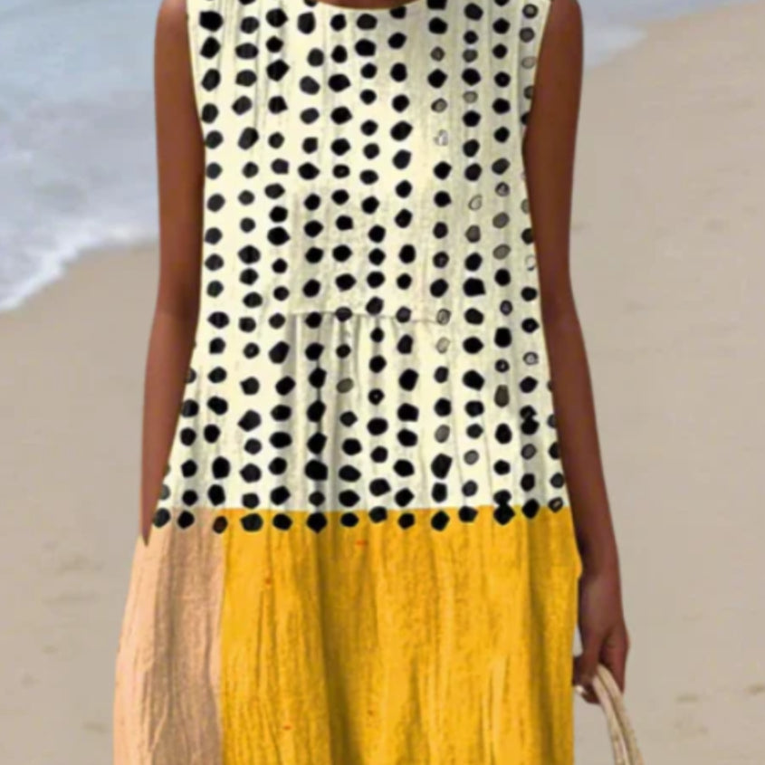 Langes, ärmelloses Damenkleid mit stilvollem Patchwork-Print, ideal als sommerliches Freizeit- oder Reisekleid.