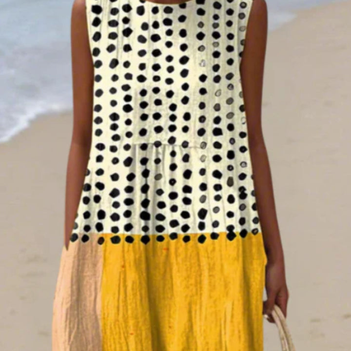 Langes, ärmelloses Damenkleid mit stilvollem Patchwork-Print, ideal als sommerliches Freizeit- oder Reisekleid.