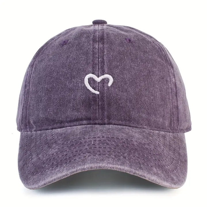 Leichte Damen Baumwollmütze mit besticktem Herz. Perfekt für Sommer, Frühling und sonnige Tage. Verstellbare Baseballcap.