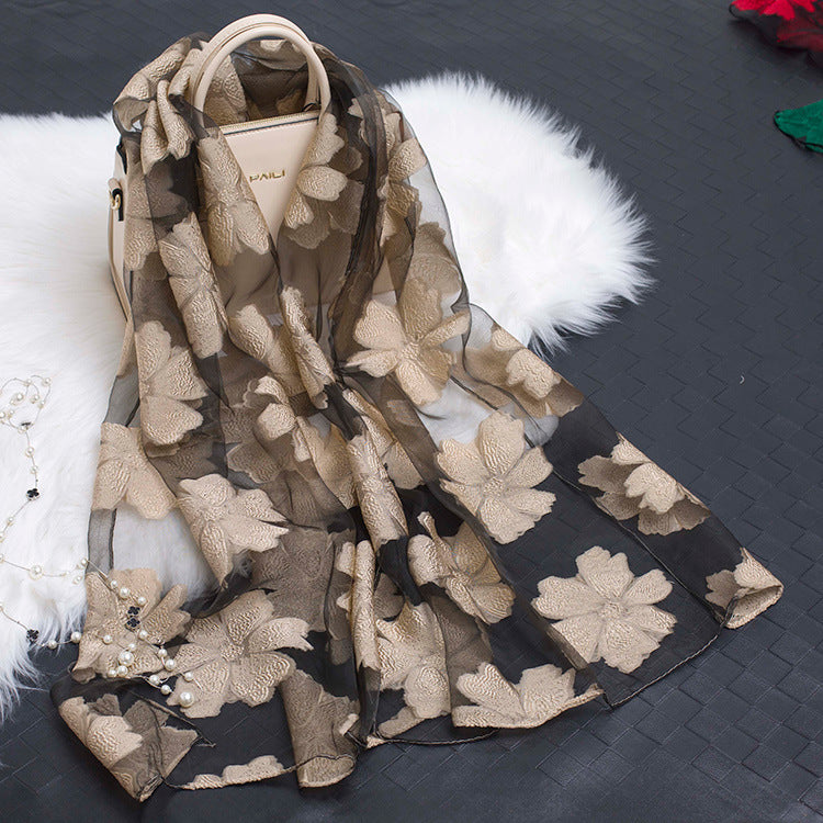 Ein Must-have für Damen: Seidenschal Fiora mit Blumenmuster und einzigartigem Cut-out-Design.