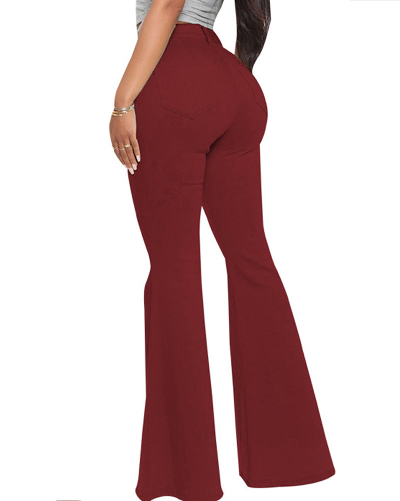 Nahaufnahme des mehrfarbigen Musters und des Stretch-Stoffes dieser Damen Flare Jeans.
