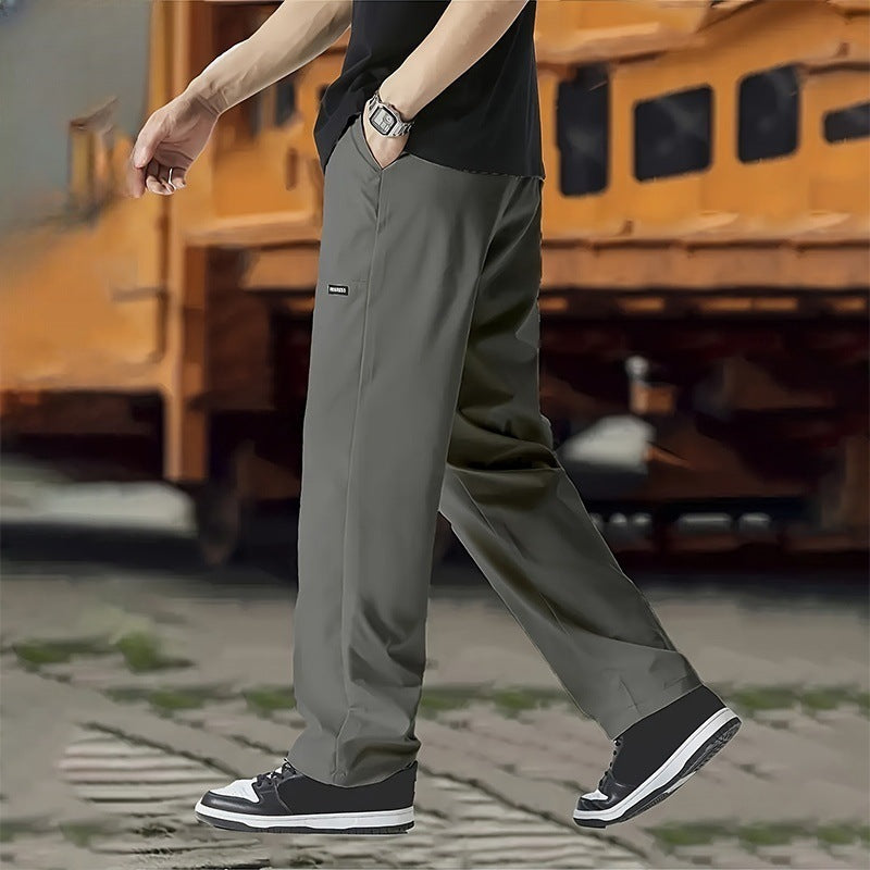 Herrenhose mit gerader Passform, sehr bequem und locker, perfekt als Freizeithose im Alltag.