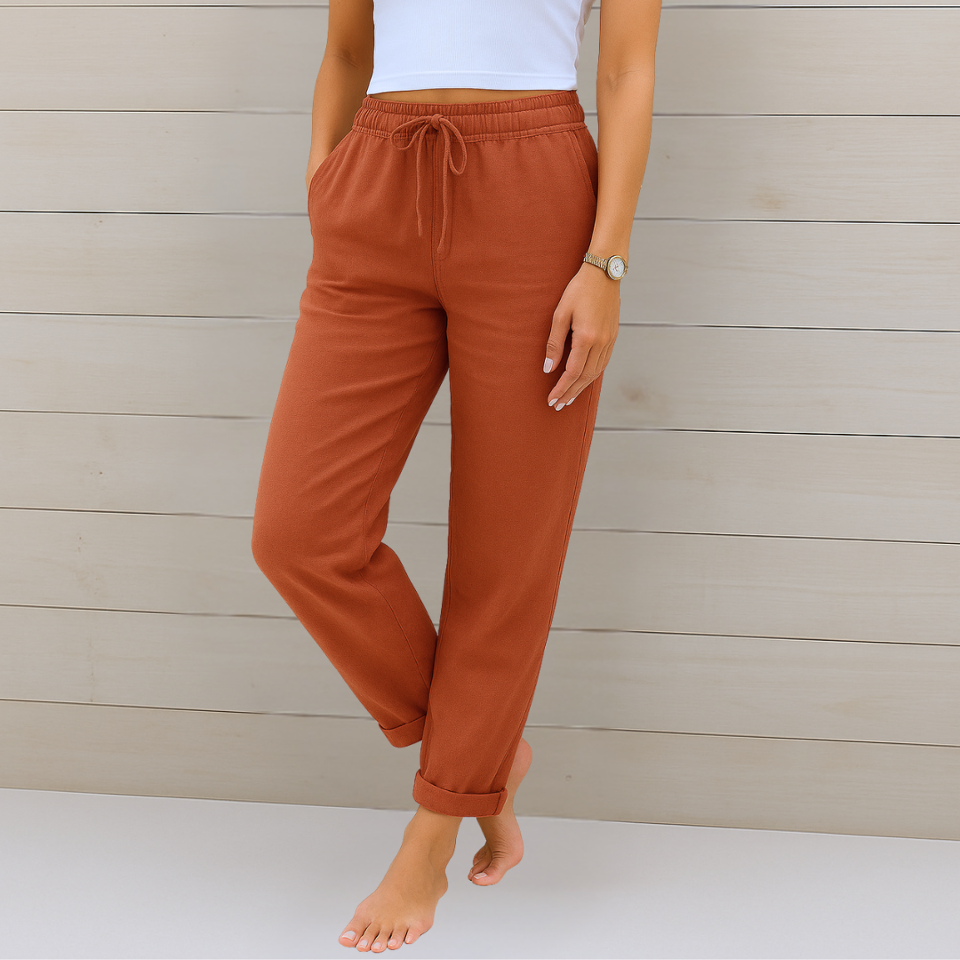 Rückenansicht der bequemen Damen Stretchhose mit Elastikbund, vielseitig für Alltag und Reisen.