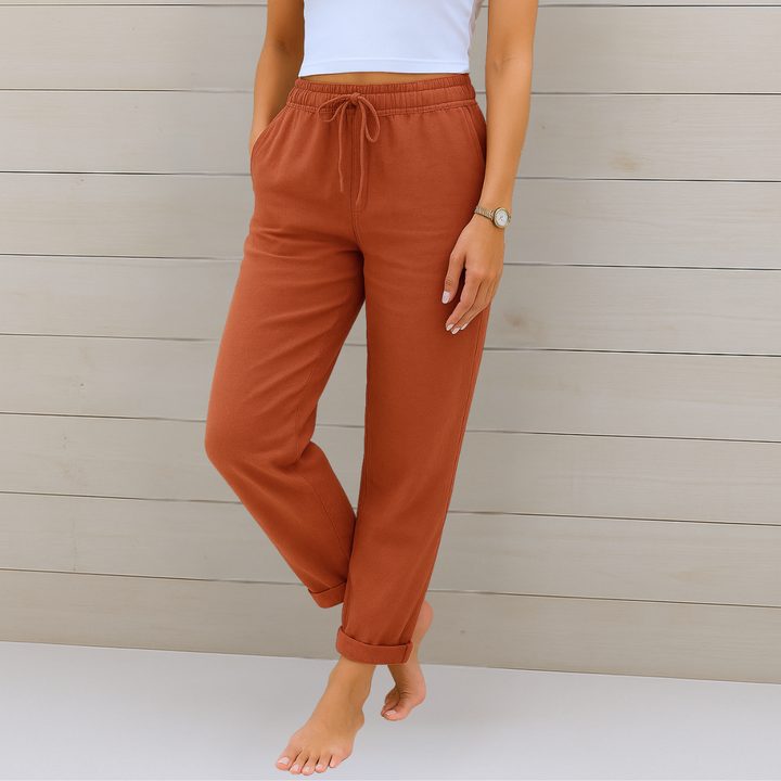 Rückenansicht der bequemen Damen Stretchhose mit Elastikbund, vielseitig für Alltag und Reisen.