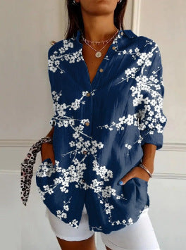 Feminine Damenbluse mit Printdesign, Knopfleiste und Langarm, fließender Stoff.