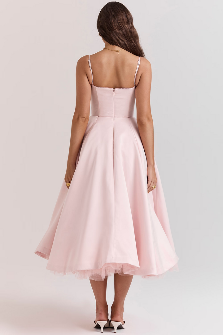 Abendkleid für Damen: Elegantes Midikleid mit feinen Trägern, ideal für Feierlichkeiten.