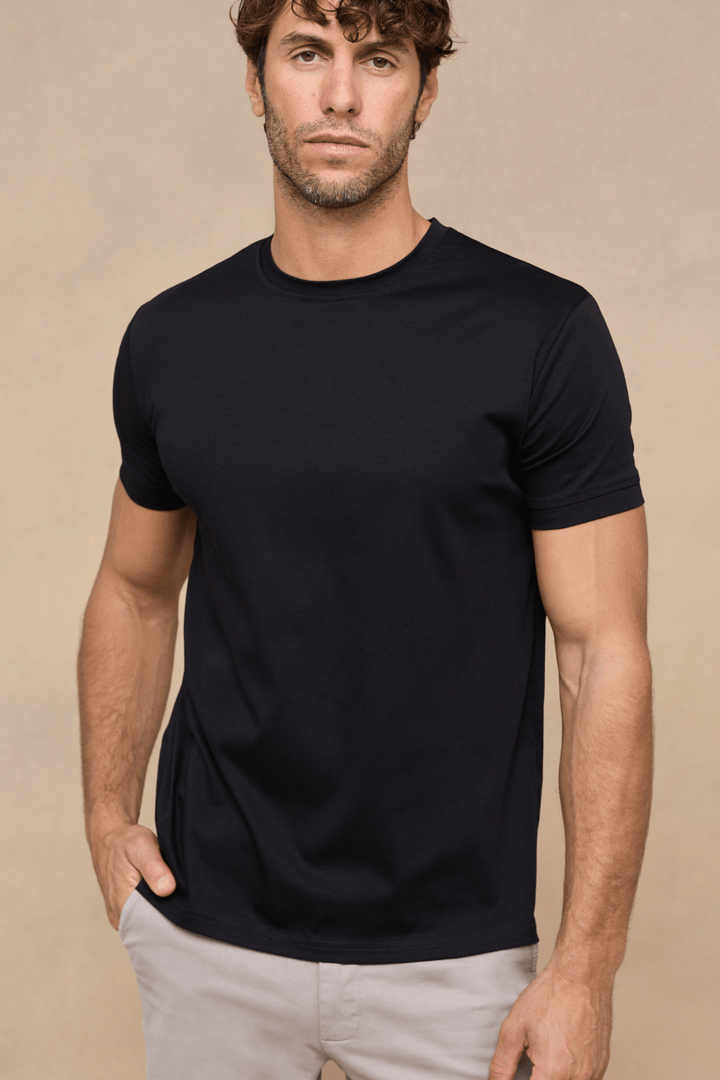 Elegantes schwarzes Herren T-Shirt Rundhals. Vielseitig kombinierbar für stilvolle Herrenmode.