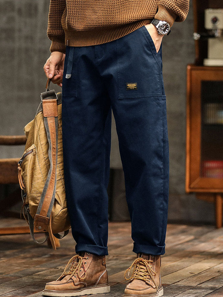 Herrenhose Darren Detail Taschen: Praktische Taschen einer bequemen & stilvollen Alltagshose. Modern.