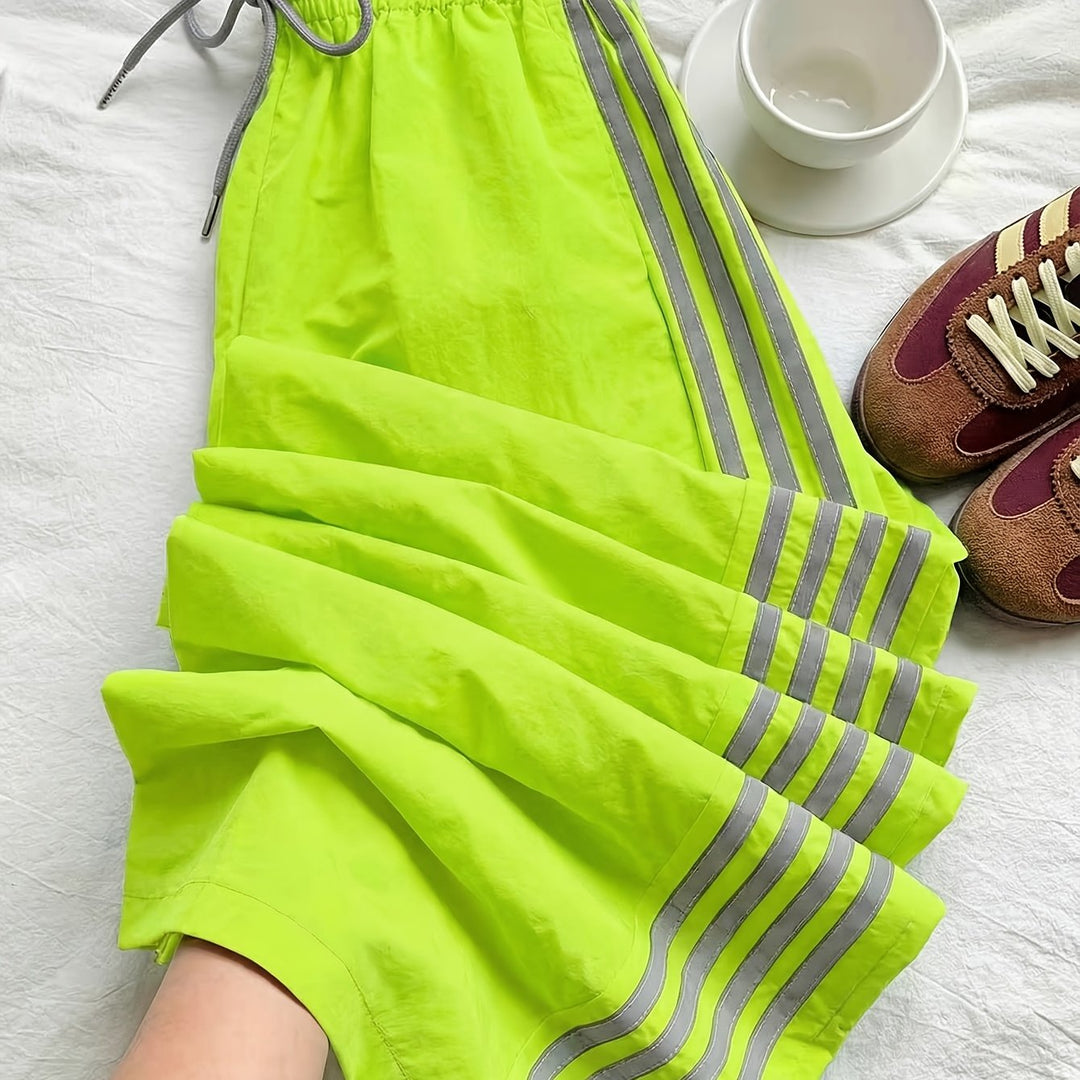 Komfortable Damen Hose mit weitem Bein und sportlichen Seitenstreifen – ideal für Freizeit und Entspannung.