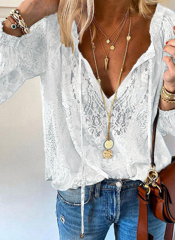 Stilvolle Damenbluse im Boho-Stil mit V-Ausschnitt, bequem und leicht, ideal als Sommer-Oberteil für Freizeit.