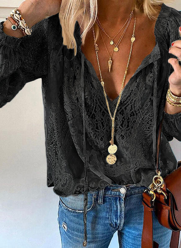 Luftige Damen Boho Bluse mit V-Ausschnitt, vielseitig kombinierbar, setzt feminine Akzente, perfekt für warme Tage.