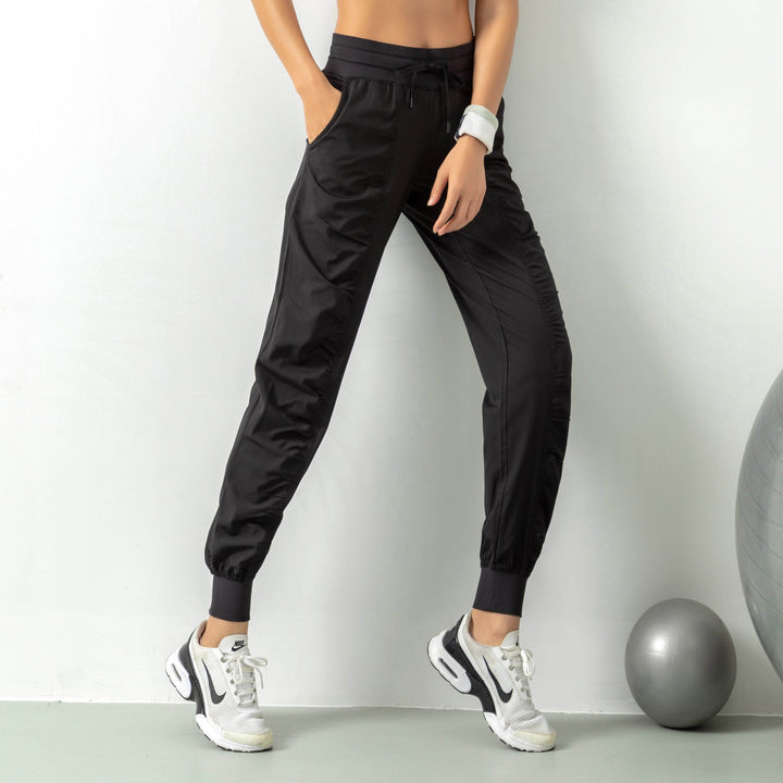 Moderne Damen Sporthose (Leggings) im Slim Fit, stretchig und bequem für Gym, Workout und Outdoor-Aktivitäten.