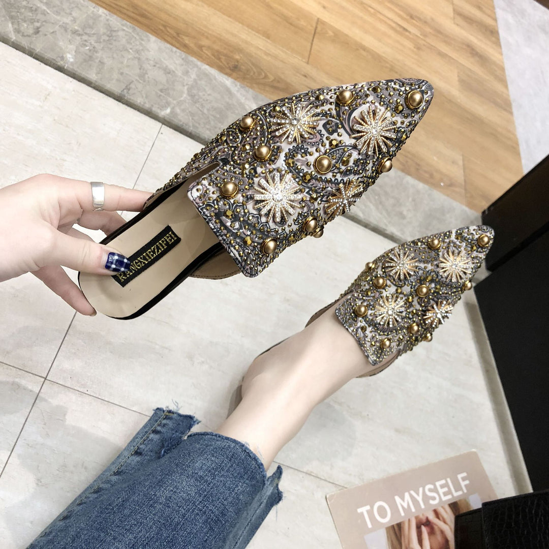 Trendige Damen-Slipper im römischen Stil, spitz und flach, ideal als bequeme Freizeitschuhe mit Metall-Details.