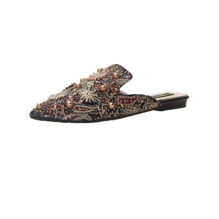 Edle Damen-Slipper mit spitzer Form. Flache Damenschuhe im römischen Stil, verziert mit feinen Metall-Akzenten.