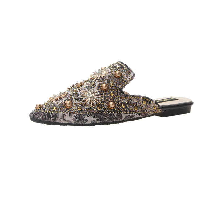 Vielseitige elegante Damen-Slipper im römischen Stil. Spitz, flach und bequem mit chicen Metall-Verzierungen.