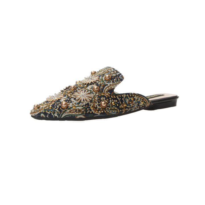 Stylische Damen-Slipper, spitz zulaufend, im römischen Stil. Bequeme Damenschuhe mit raffinierten Metall-Details.
