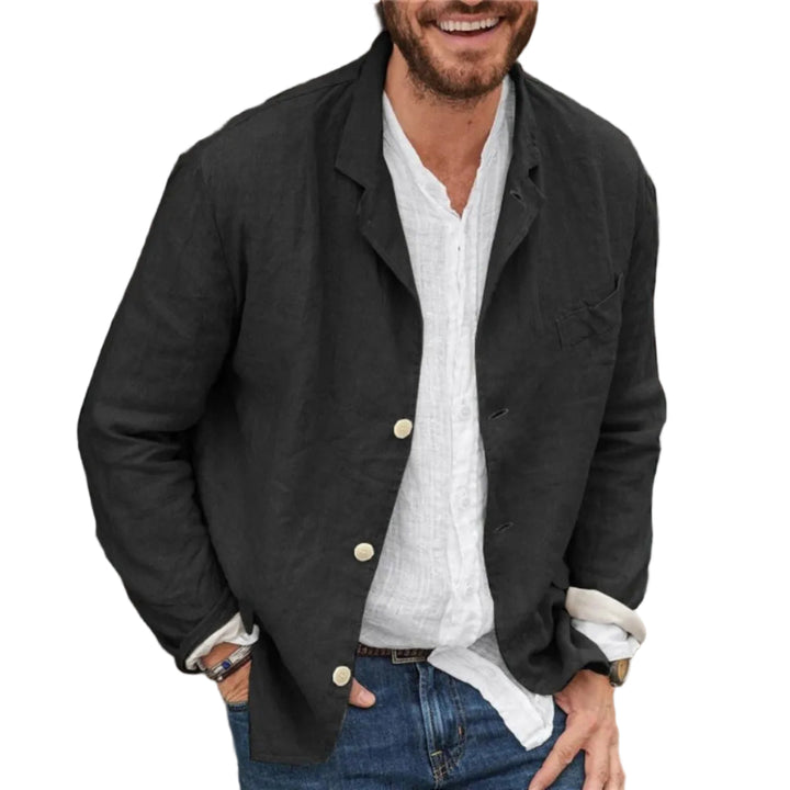 Detailansicht der Herren Freizeitjacke: Reverskragen, elegante Knopfleiste. Perfekte Oberbekleidung.