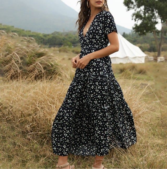 Fließendes Träger-Maxikleid für Damen im Blumendesign, ideal als elegantes Sommerkleid für den Alltag.
