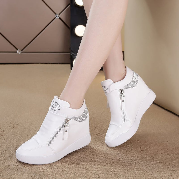 Elegante Damen Plateau Sneaker mit Keilabsatz, Reißverschluss und Strass – bequeme Freizeitschuhe für Damen.