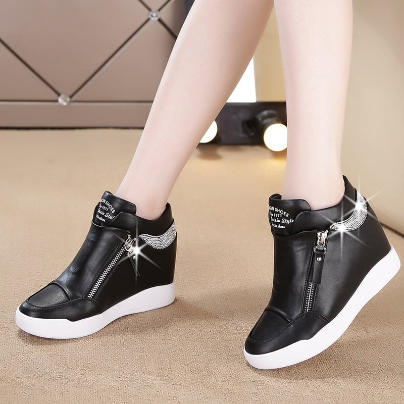 Schwarze Damen Plateau Sneaker mit Keilabsatz & praktischem Reißverschluss. Bequeme Damenschuhe für den Alltag.