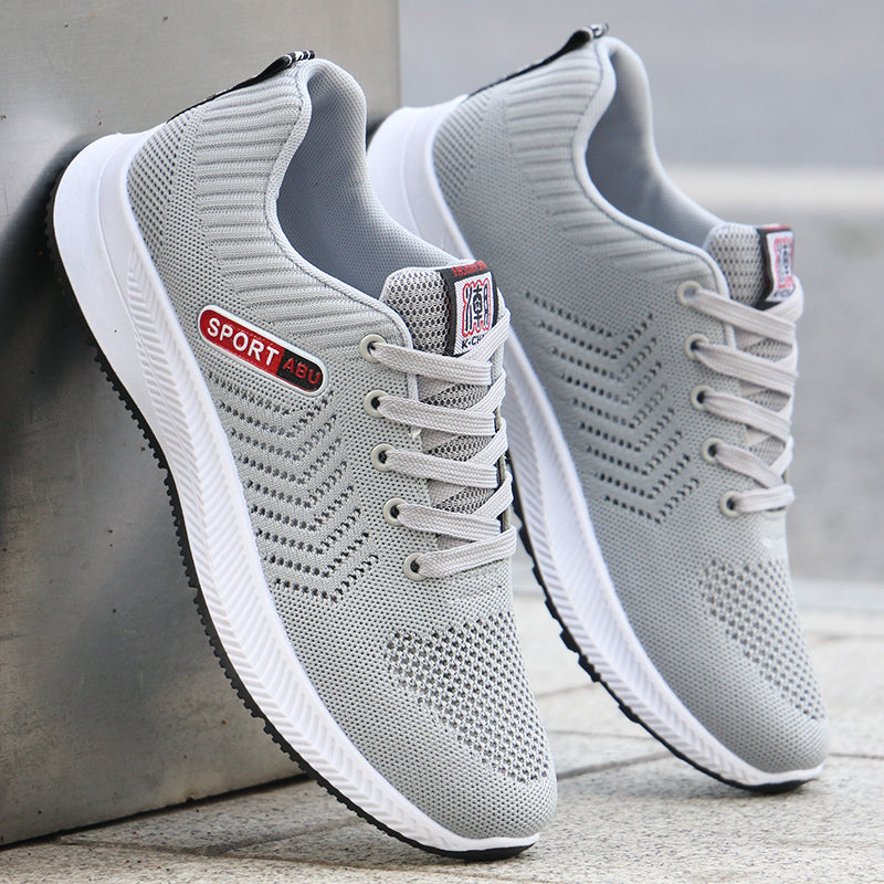 Mann joggt in leichten Herren Laufschuhen; ideal für Fitness, Sport & Outdoor-Aktivitäten.