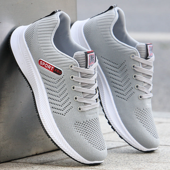 Mann joggt in leichten Herren Laufschuhen; ideal für Fitness, Sport & Outdoor-Aktivitäten.