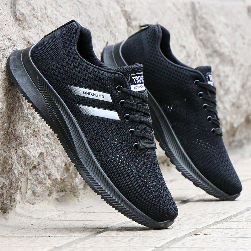 Stylische Herren Sneakers in Schwarz, vielseitig einsetzbar als Sport- oder Alltagsschuhe.