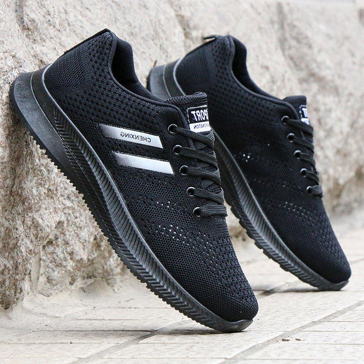 Stylische Herren Sneakers in Schwarz, vielseitig einsetzbar als Sport- oder Alltagsschuhe.