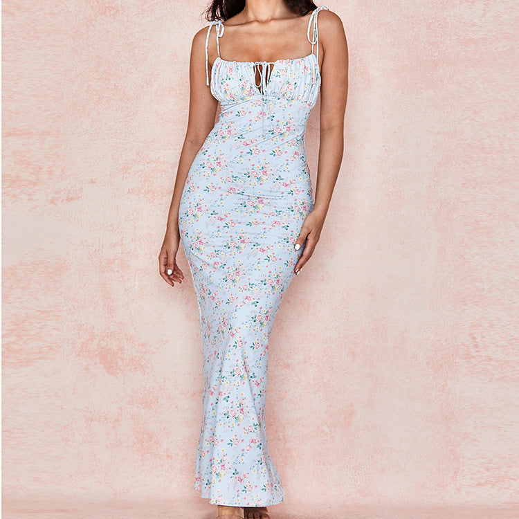 Trendiges bedrucktes Cocktailkleid mit Seitenschlitz. Unterstreicht die Damenfashion im Sommer.