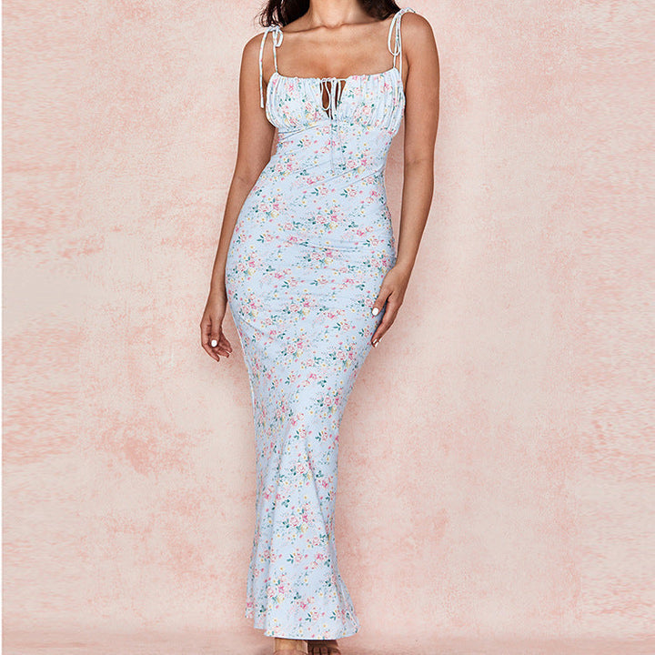 Trendiges bedrucktes Cocktailkleid mit Seitenschlitz. Unterstreicht die Damenfashion im Sommer.
