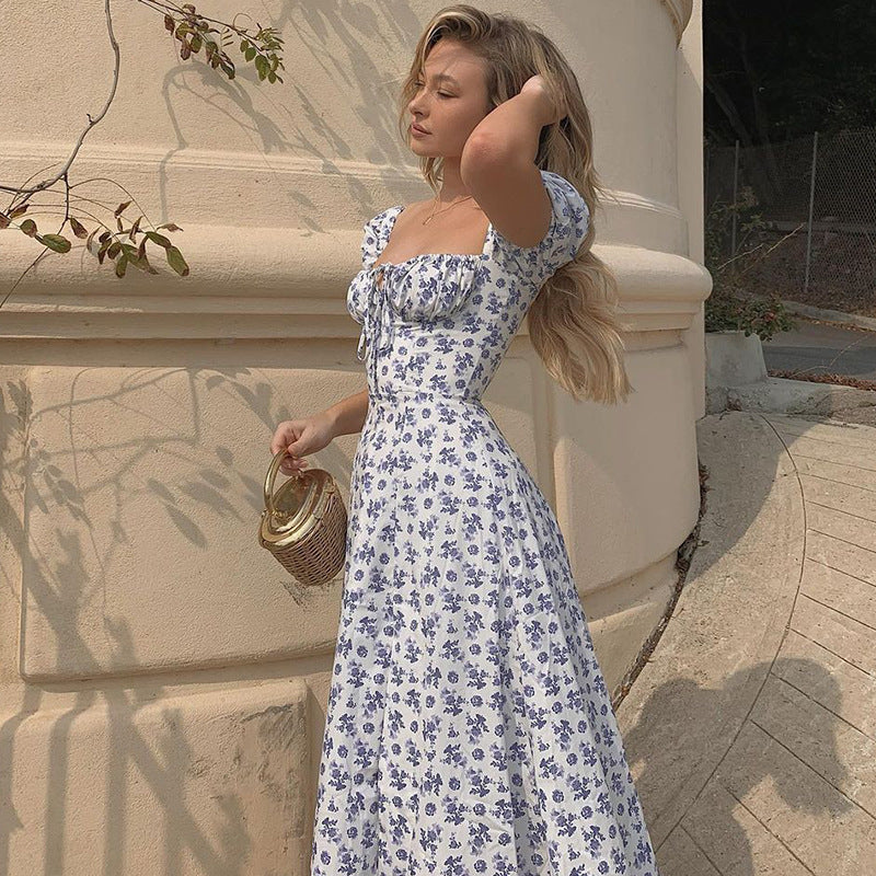 Hochwertiges bedrucktes Damenkleid mit schmeichelndem Seitenschlitz. Für einen eleganten Look.