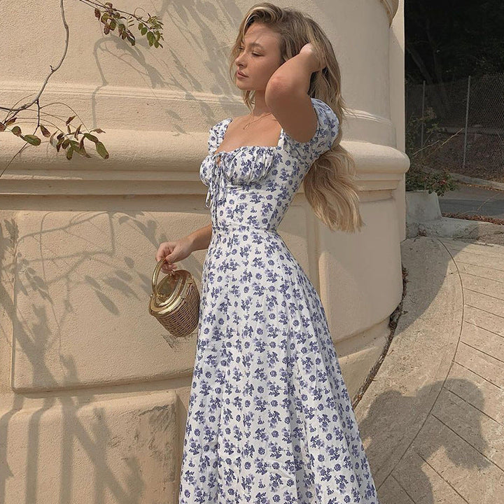Hochwertiges bedrucktes Damenkleid mit schmeichelndem Seitenschlitz. Für einen eleganten Look.