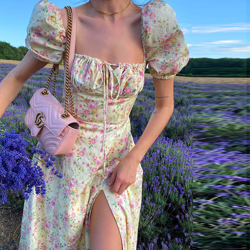 Vielseitiges Damenkleid mit Musterdruck und seitlichem Schlitz. Elegant für Sommer, Freizeit & Party.