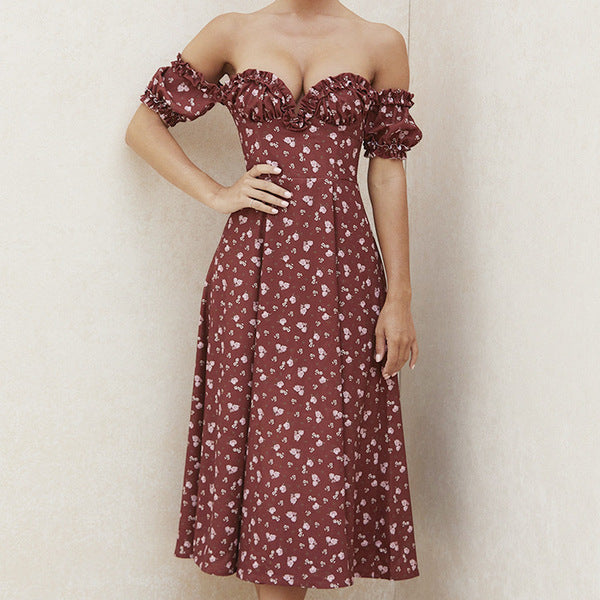 Modisches bedrucktes Damenkleid mit elegantem Print & hohem Seitenschlitz. Ideal für festliche Anlässe.