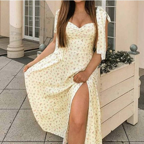 Luftiges bedrucktes Sommerkleid für Damen mit stylischem Seitenschlitz. Perfekte Damenfashion.