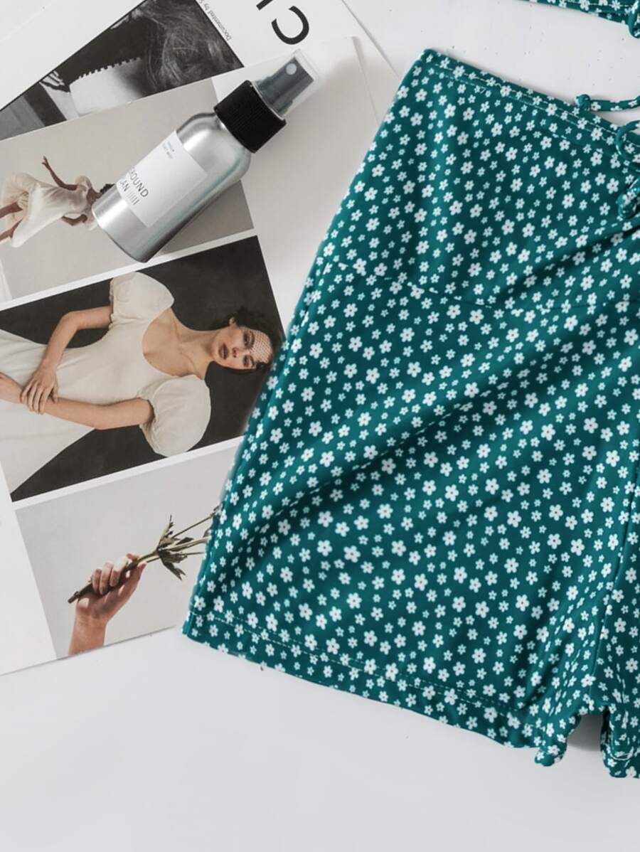 Bequemer Damen Zweiteiler "Marielle" mit elegantem blau-grünem Blumenmuster, perfekte Sommer Bademode.