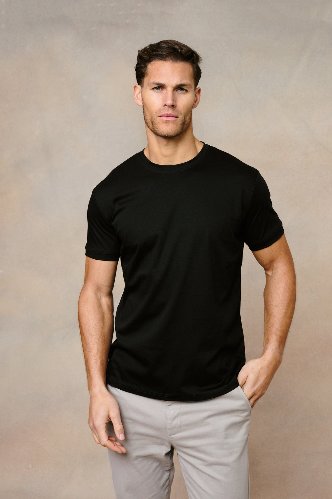 Herren T-Shirt Rundhals Schwarz Kurzarm. Weiches & glattes Basic Shirt für Herrenmode.