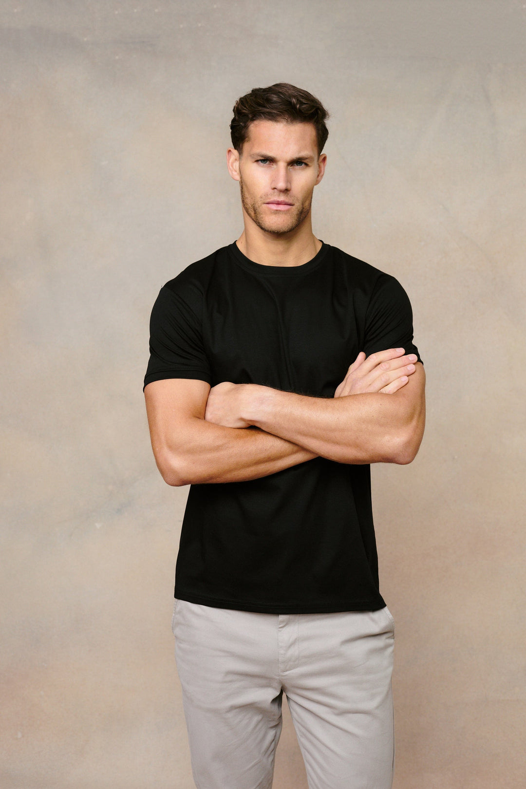 Detail: Schwarzes Herren T-Shirt Rundhals. Angenehm weiches Kurzarmshirt für Herrenmode.