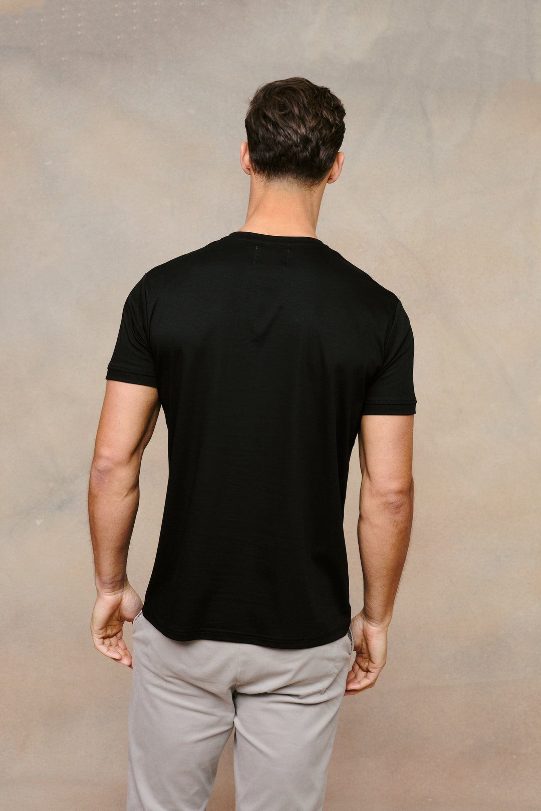 Hochwertiges schwarzes Herren T-Shirt Rundhals. Glattes & weiches Material für langlebigen Komfort.