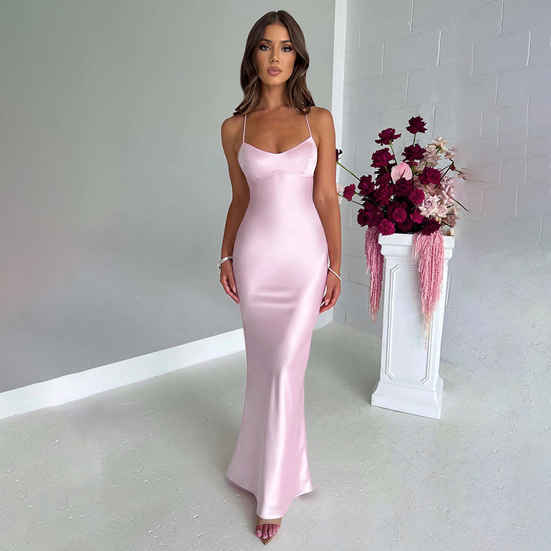 Mocarra Mode: Elegantes, bodenlanges Damen-Abendkleid in figurbetontem Schnitt für festliche Anlässe.