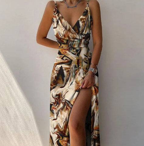 Feminines Abendkleid mit Wickelausschnitt und seitlichem Beinschlitz, perfekt für Feiern.