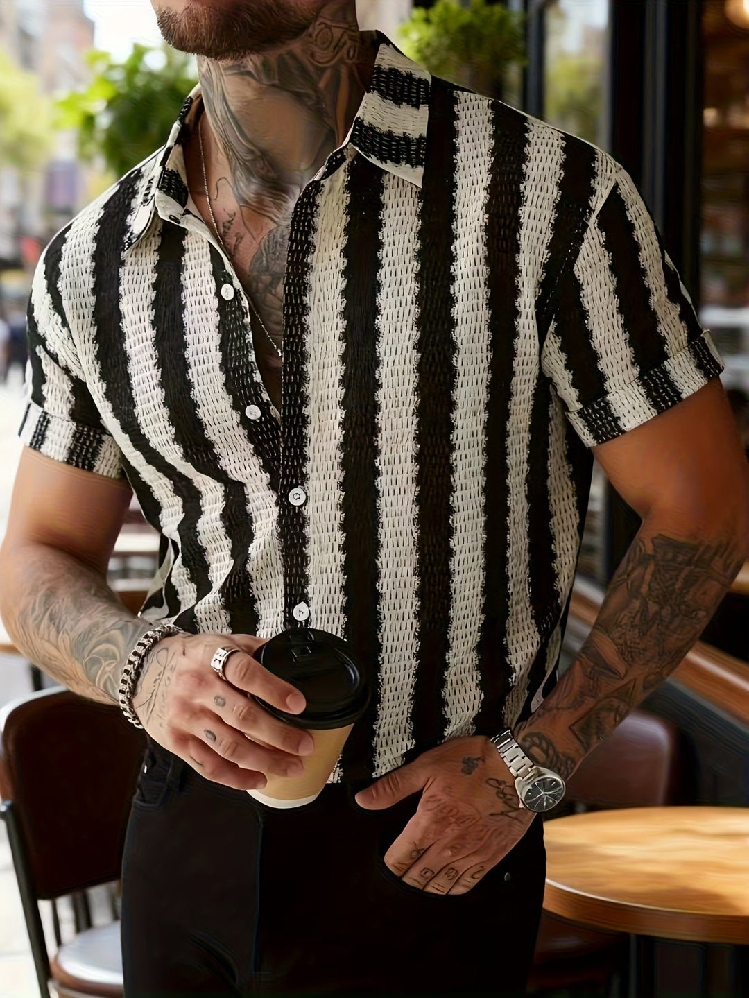 Herren Kurzarmhemd gestreift mit Fransen in Schwarz-Weiß, modern & stilvoll für Freizeit und Alltag.
