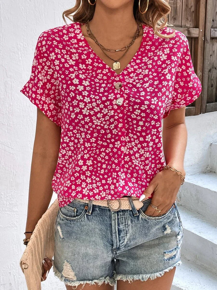 Elegante Damen Printbluse mit V-Ausschnitt, Kurzarm, in Rot. Vielseitiges Sommer-Oberteil für Damenmode.