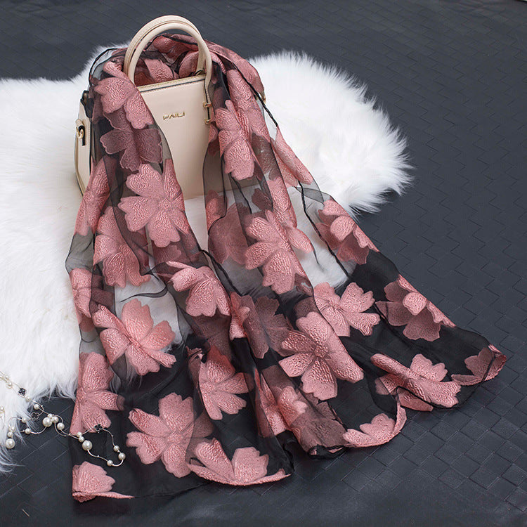 Dieser Damen Seidenschal mit Blumen und Cut-outs ist das ideale Frühling/Sommer Accessoire.