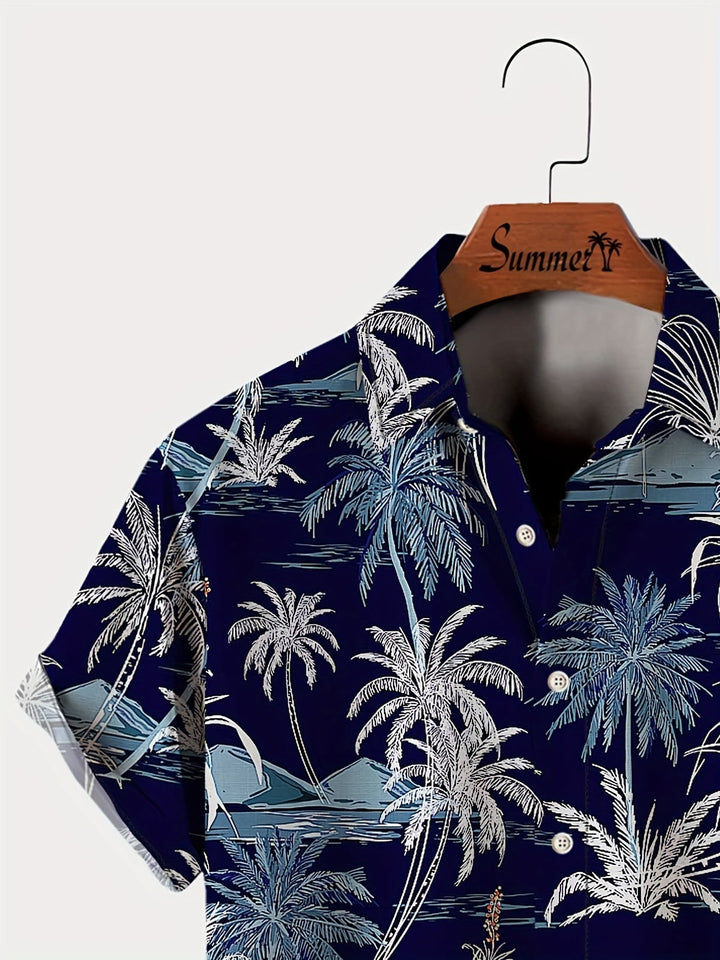 Mann trägt lockeres blaues Sommerhemd mit Palmen-Print, perfekt für Strand und lässige Herrenmode.