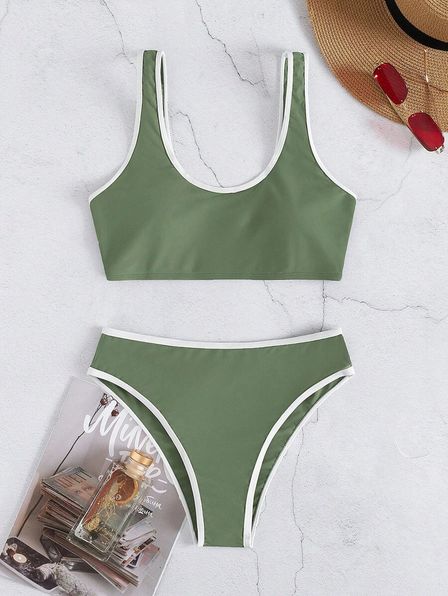 Trendige Linienstil Schwimmbekleidung. Eleganter & sportlicher Damen Bikini für den Strand.