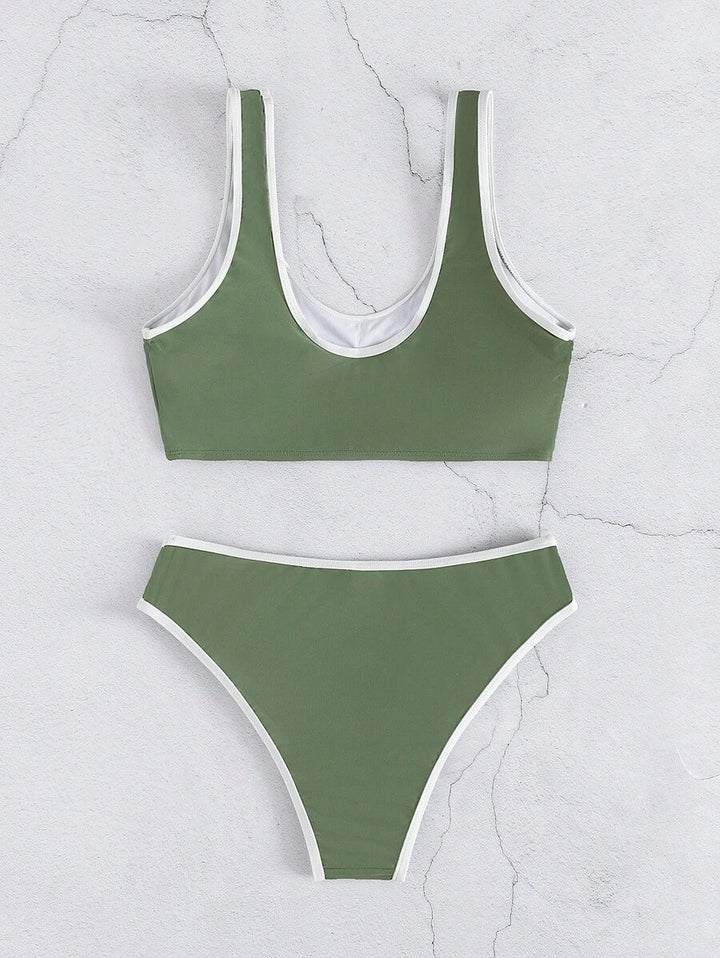 Sportliches Bikinioberteil im Linienstil. Eleganter Damen Zweiteiler für Bademode im Sommer.