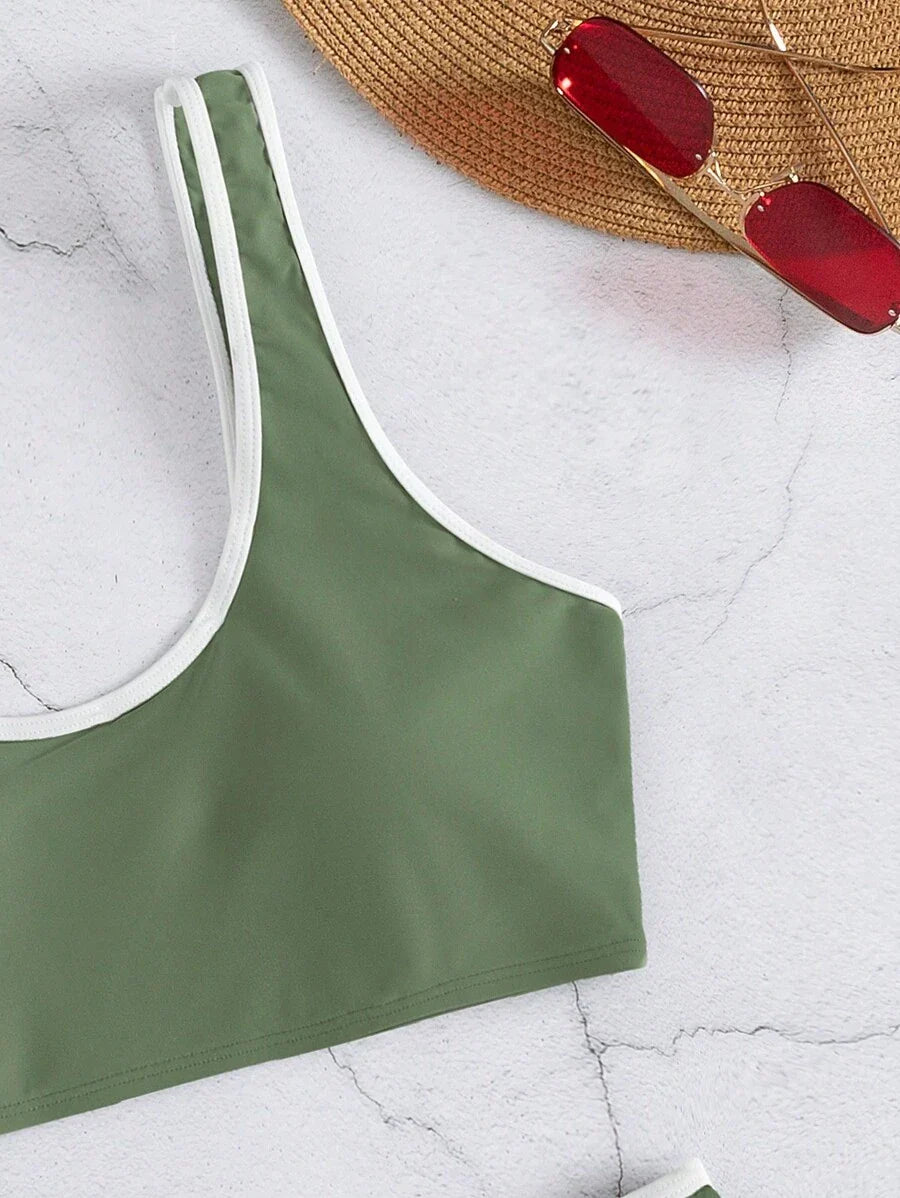 Vielseitiger Damen Bikini im Linienstil. Sportlich-eleganter Zweiteiler mit hoher Taille für den Sommer.
