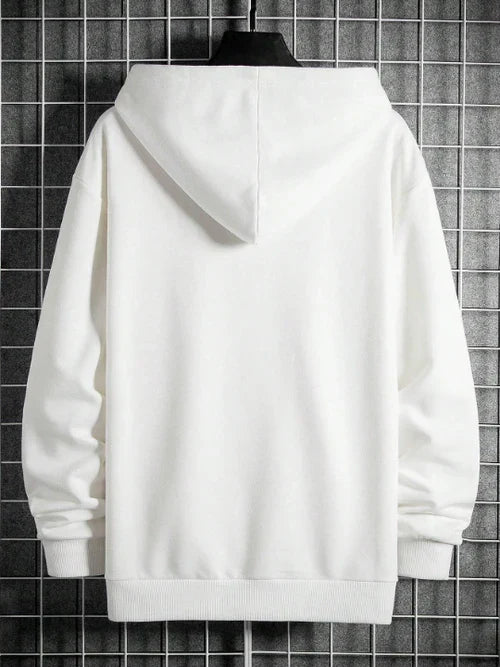 Mann trägt lässigen Herren Hoodie mit Grafik-Print. Trendiger Pullover mit Kapuze, ideal für Streetstyle und Freizeit.